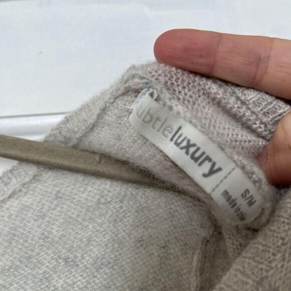 Subtle Luxury Cashmere Sweater Womens S/M Beige Gray V-neck Thin Soft Preppy - Picture 2 of 6